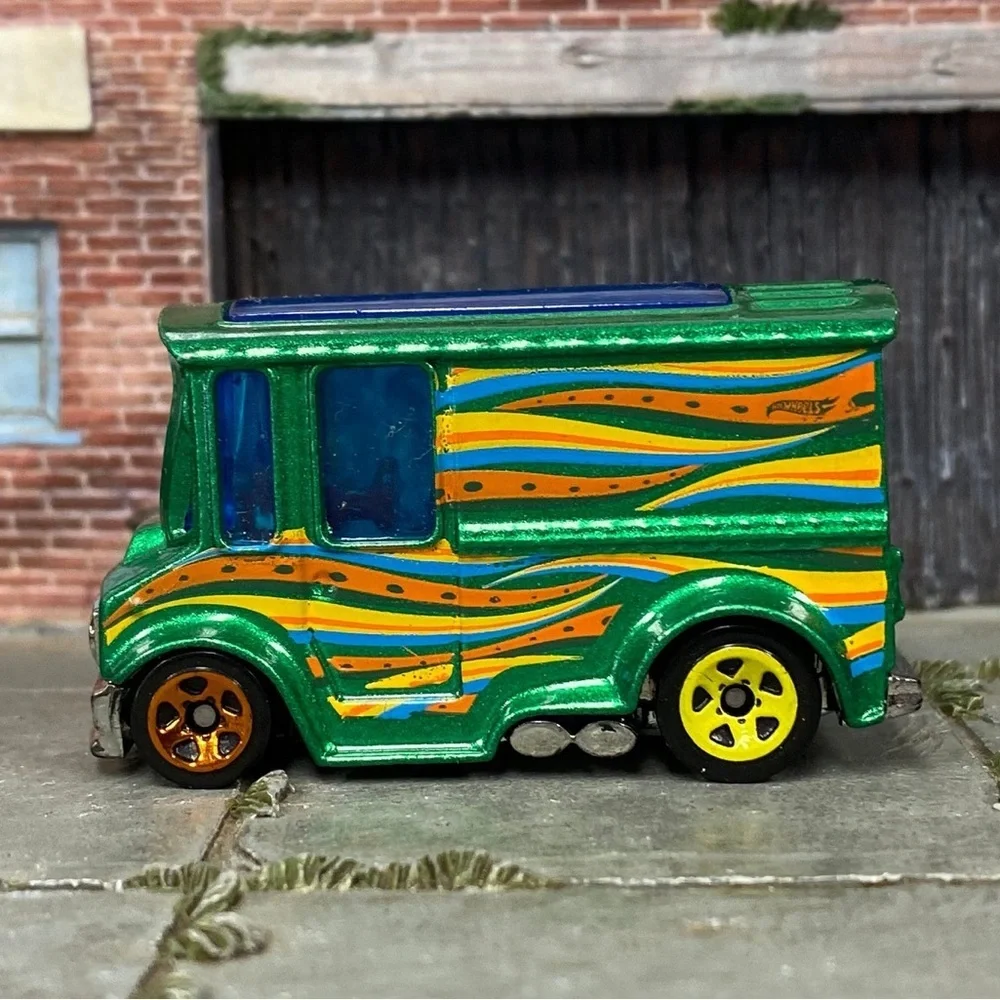 Mattel‎ R0929 Hot Wheels Bread Box Bread Truck